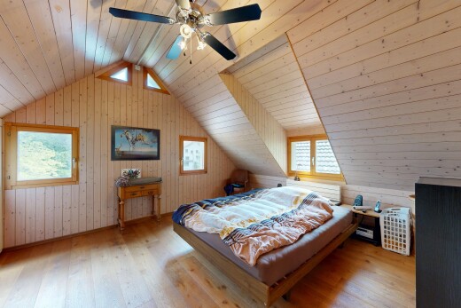 chambre avec natural light, lumière naturelle, wood finish floor, sol en finition bois, et inside property