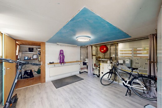 gym avec inside community, low ceiling, et wood finish floor