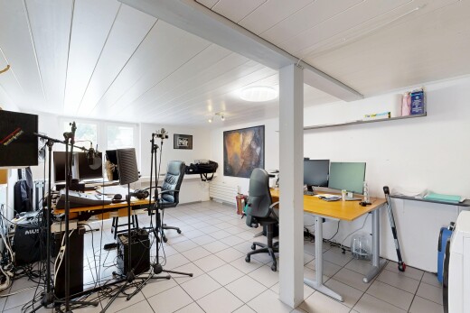 bureau avec espace bureau, natural light, lumière naturelle, télévision, et inside community