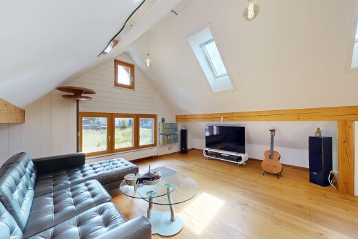 wohnzimmer mit inside property, holzfußboden, wood finish floor, natürliches licht, und natural light