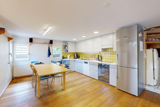 cuisine avec réfrigérateur, open shelves, étagères ouvertes, inside property, et light countertops