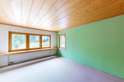 pièce vide avec plafond en bois, wood ceiling, moquette, carpet, et inside property