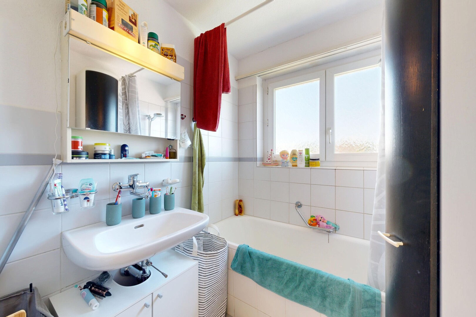 full bath featuring tile walls, tiled shower / bath combo, and tasteful backsplash