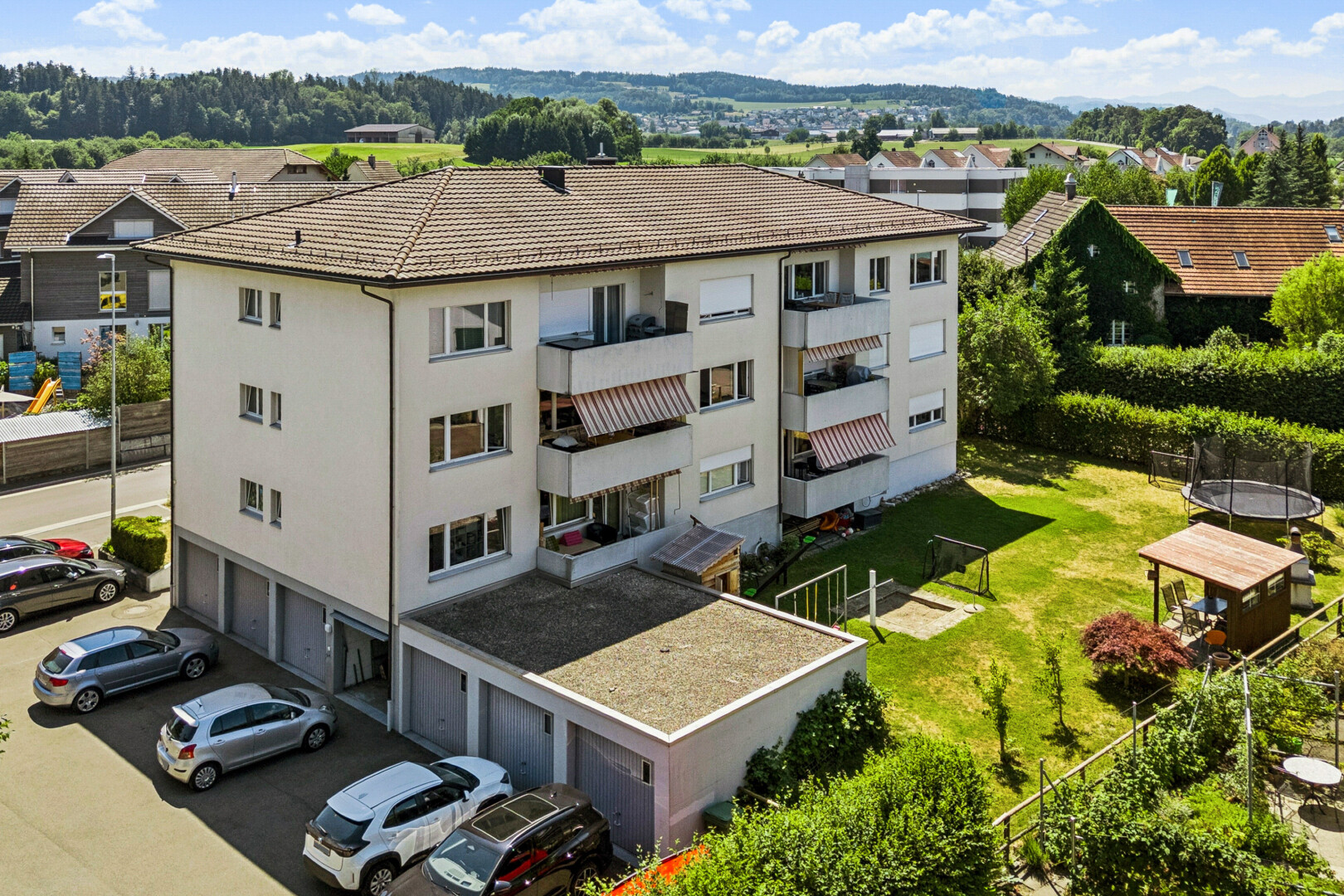 view of apartment building / complex