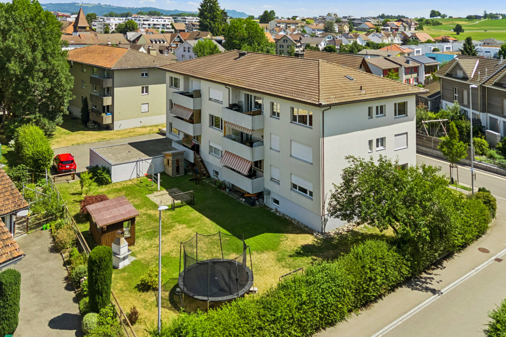 view of apartment building / complex featuring street lighting