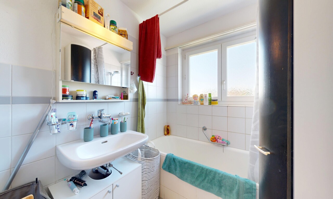 full bath featuring tile walls, tiled shower / bath combo, and tasteful backsplash