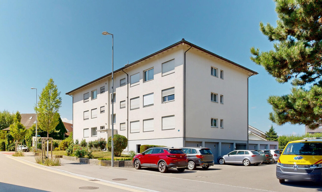 view of apartment building / complex featuring street lighting