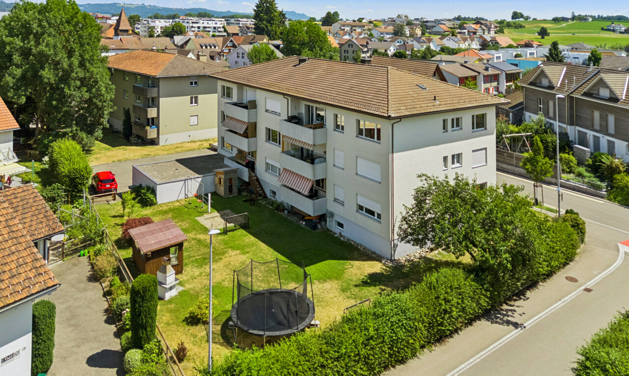 view of apartment building / complex featuring street lighting