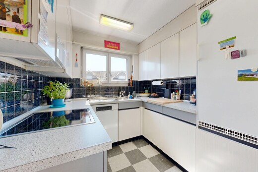 cuisine avec vinyl floor, réfrigérateur, plans de travail, light countertops, et backsplash