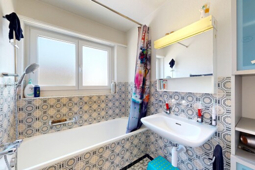 salle de bains avec douche-bain combinés, miroir, salle de bain complète, mur en carrelage, et tile wall