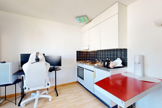 cuisine avec dosseret, backsplash, sol en finition bois, wood finish floor, et light floor