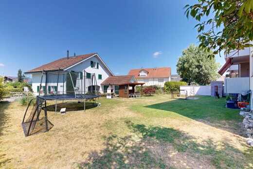 façade avec pelouse, day time, clôture, trampoline, et property visible