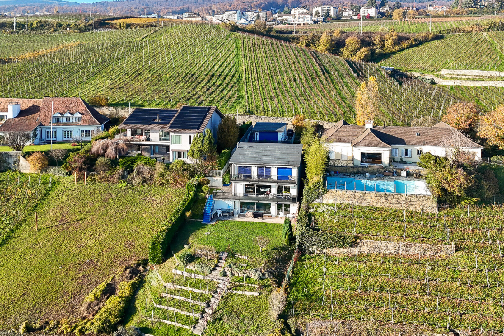 außenansicht mit orchard / agricultural view, blick auf obstgarten/agrarland, zaun, rural view, und ländliche aussicht