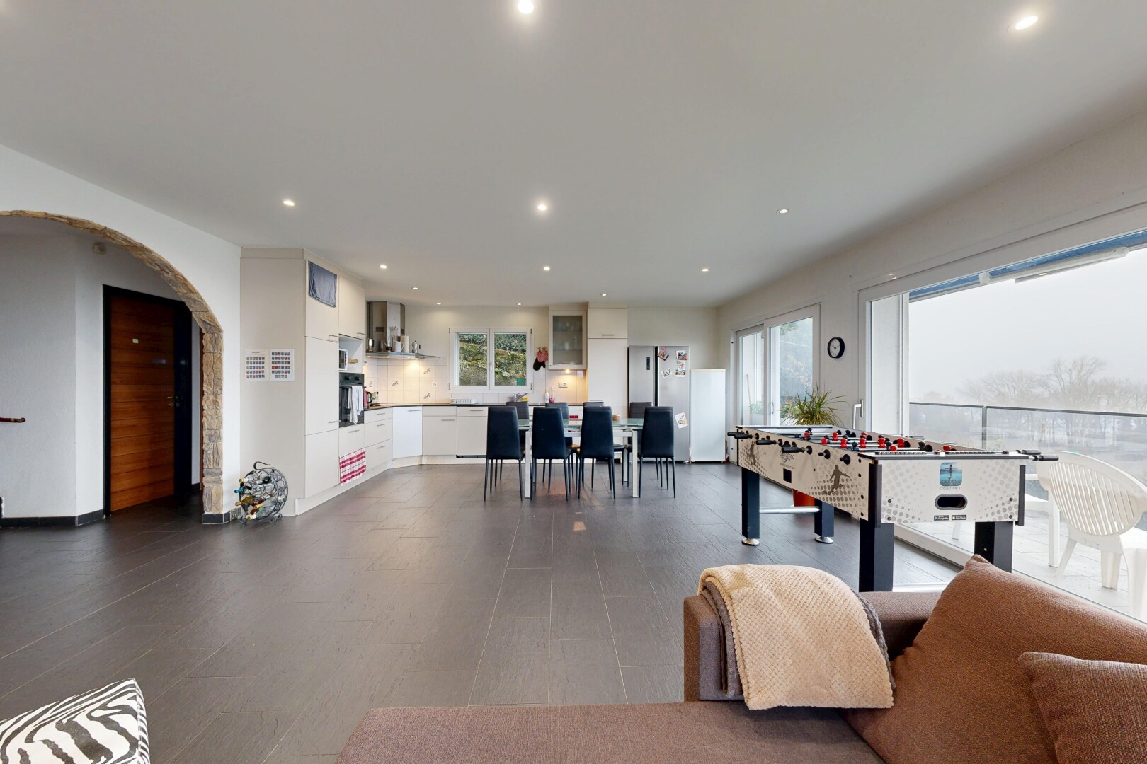 salon / salle à manger avec cuisine en forme de l, éclairage encastré, recessed lighting, cloison sèche, et drywall