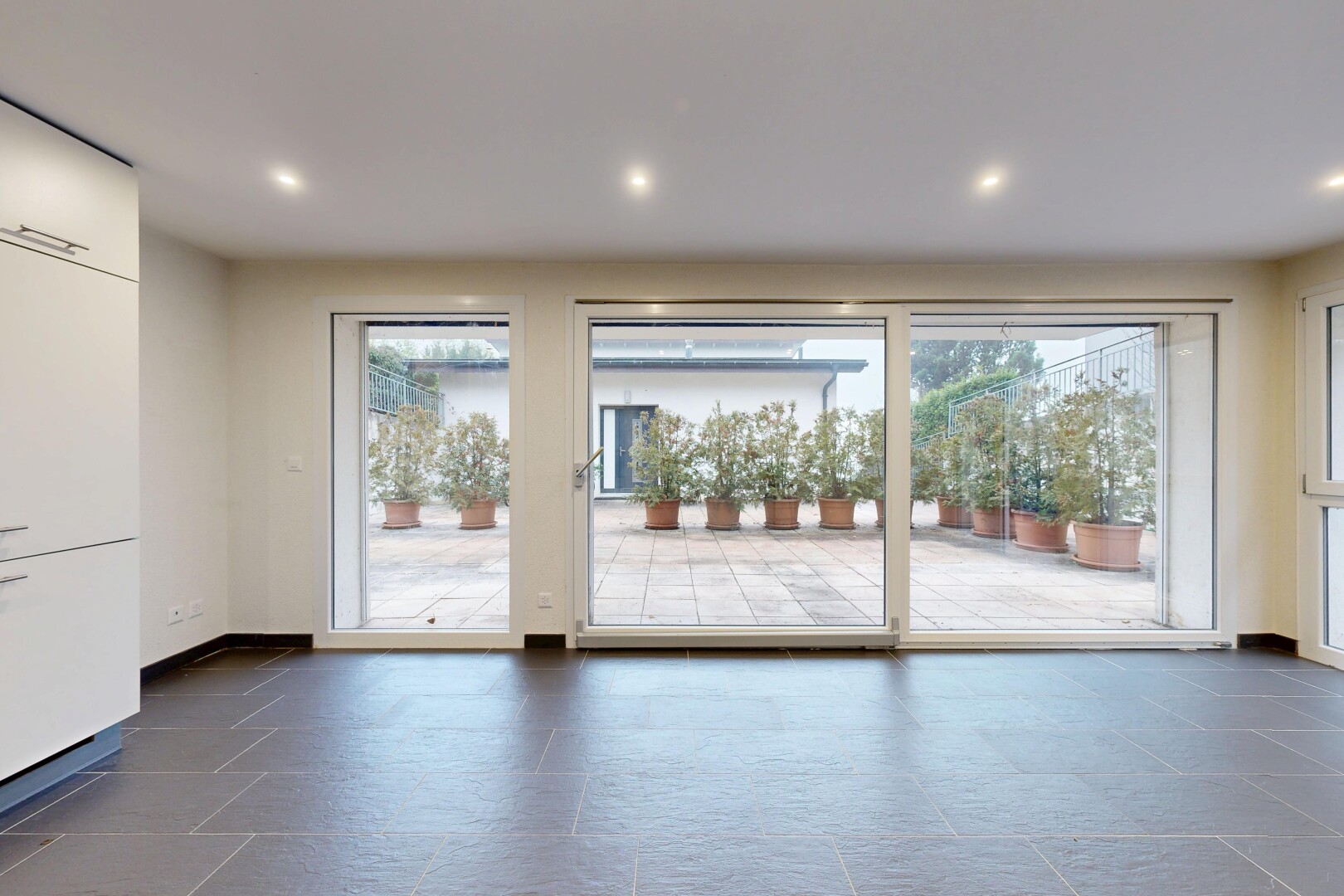pièce vide avec lumière naturelle, natural light, cloison sèche, drywall, et éclairage encastré