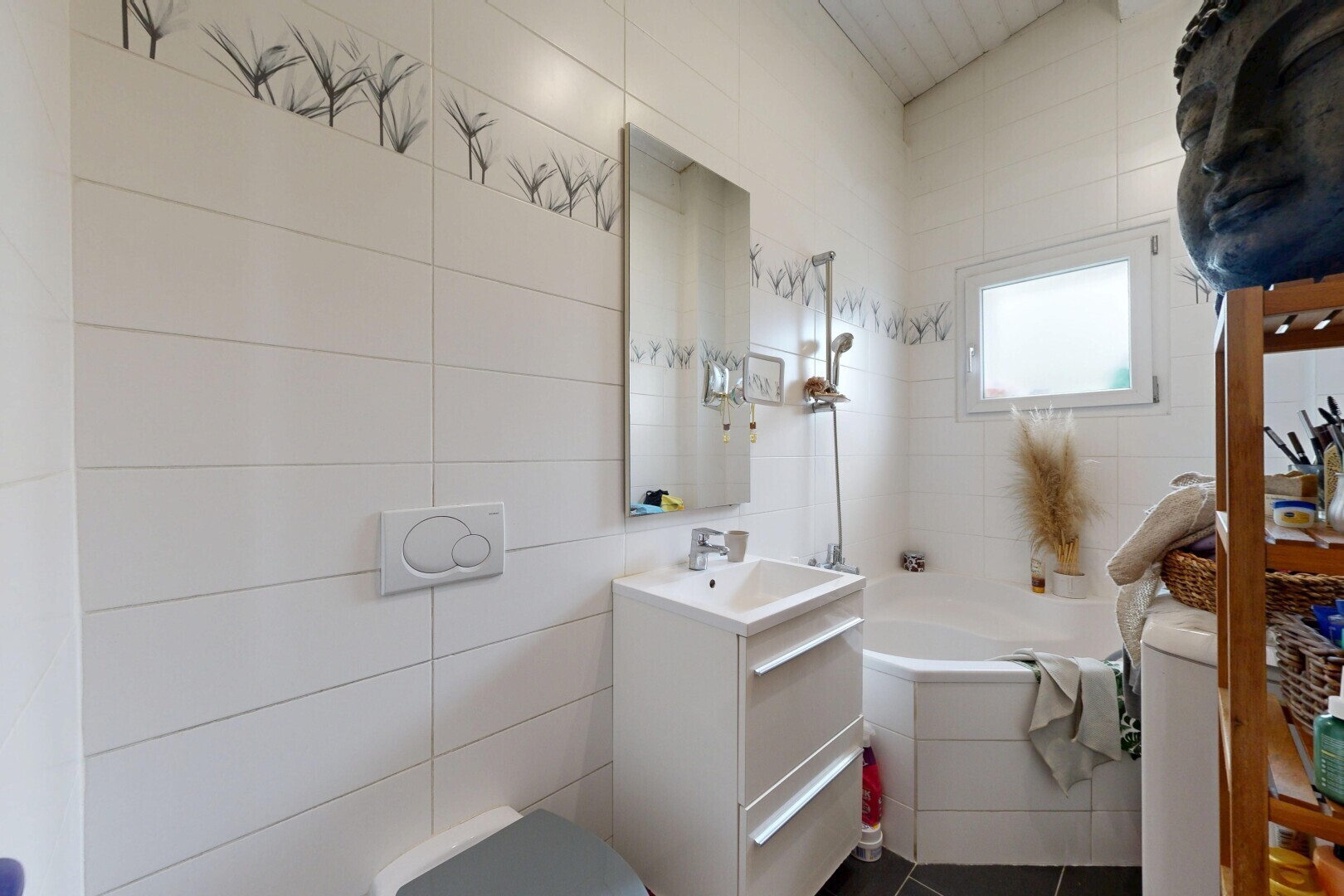 bad mit spiegel, schminktisch, inside property, komplettes badezimmer, und bad