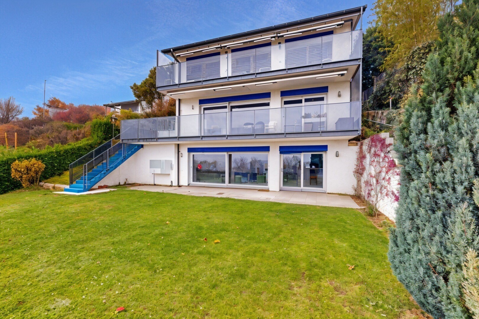 außenansicht mit treppen, balkon, rasen, property visible, und terrasse