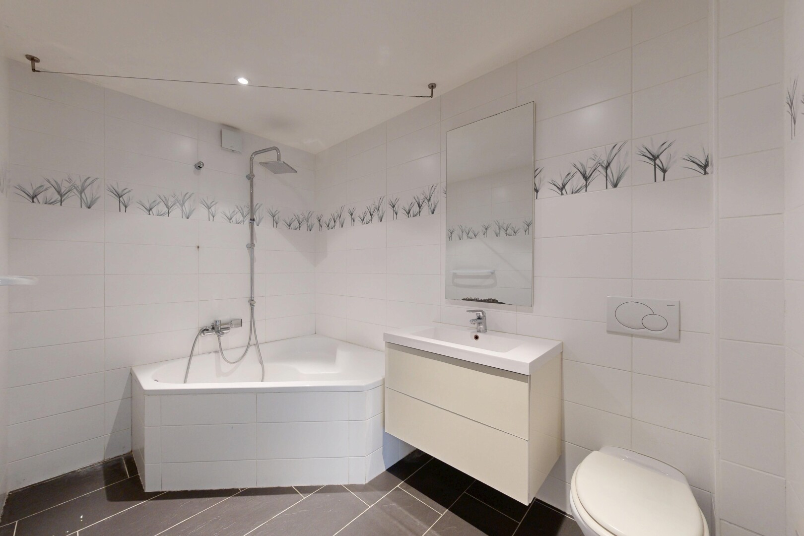 salle de bains avec miroir, lavabo (ou coiffeuse selon le contexte), sol en carrelage, tile floor, et salle de bain complète