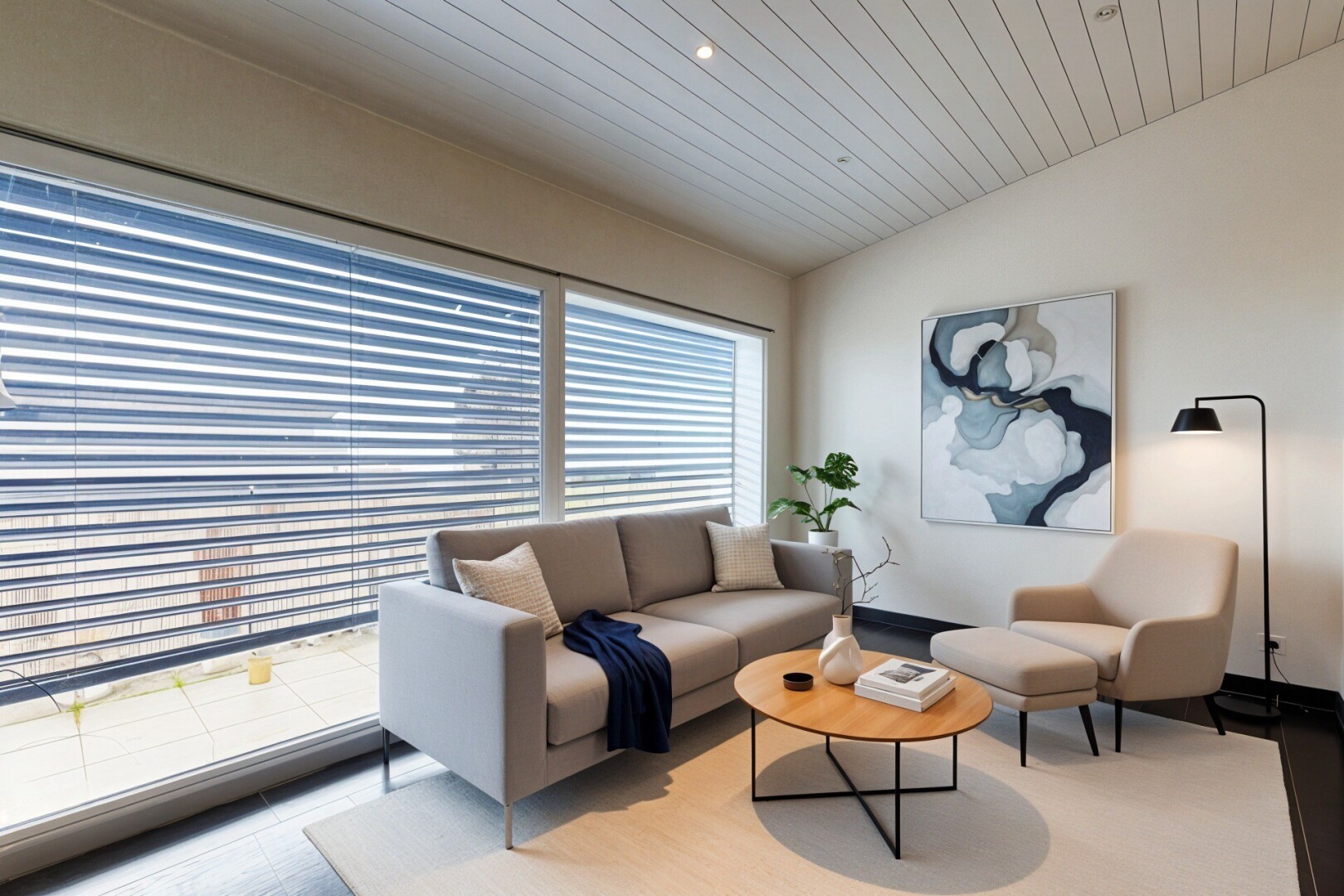 wohnzimmer mit natural light, natürliches licht, inside community, virtually staged, und wood ceiling