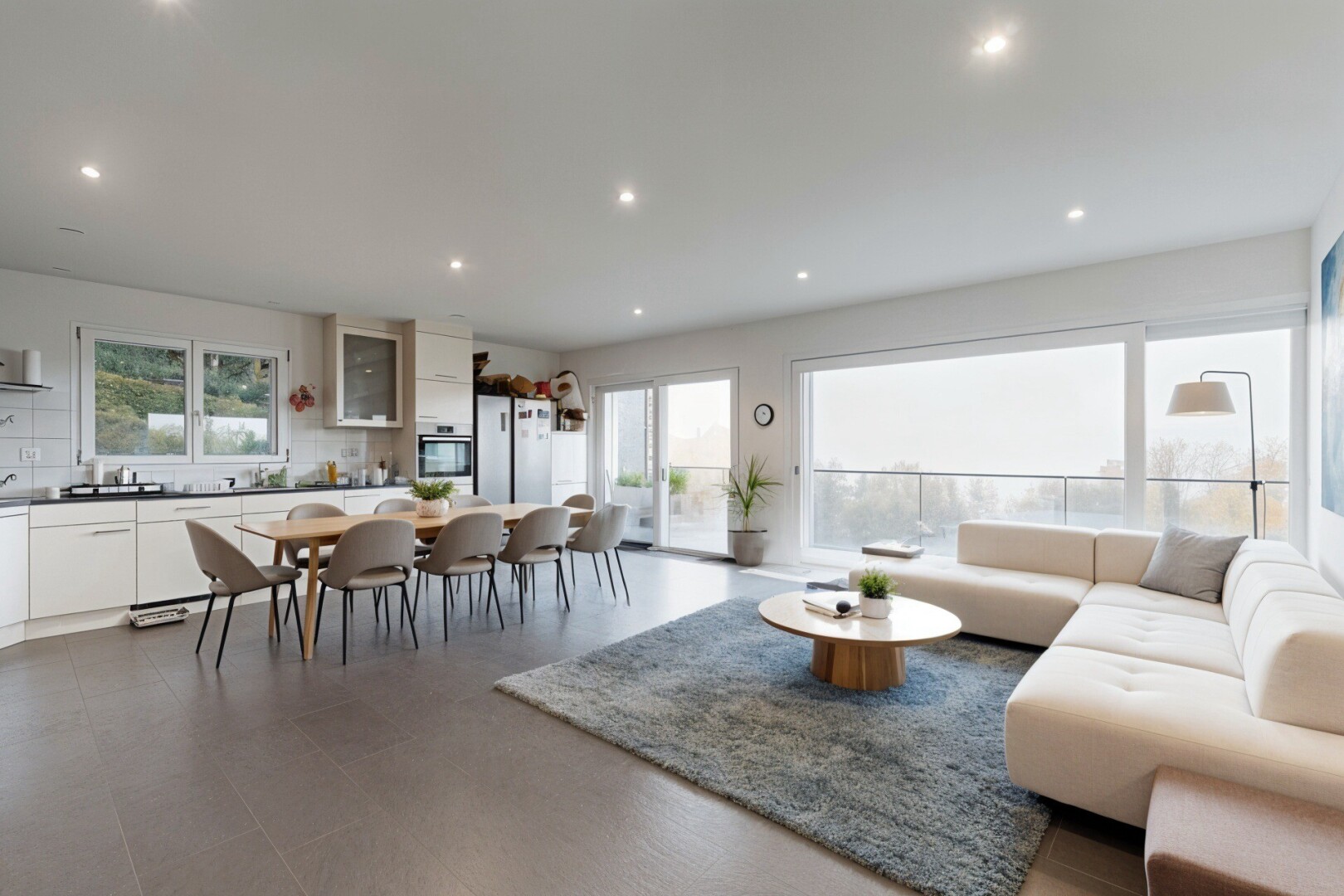 wohn- / esszimmer mit inside property, recessed lighting, einbauleuchten, natural light, und natürliches licht