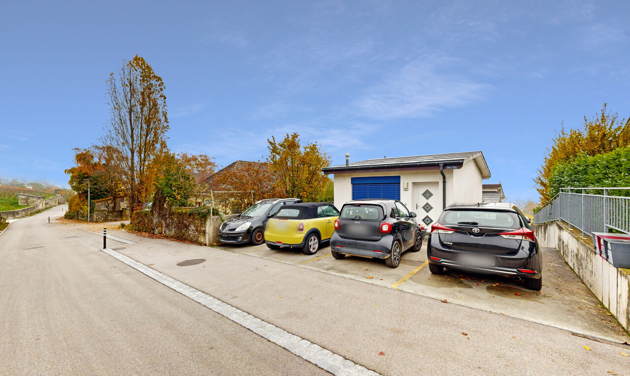 außenansicht mit day time, parkplatz, property visible, und zaun