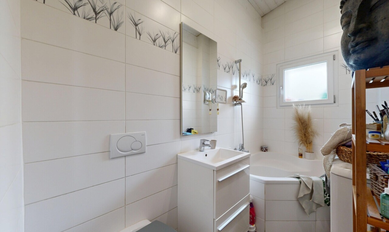 bad mit spiegel, schminktisch, inside property, komplettes badezimmer, und bad