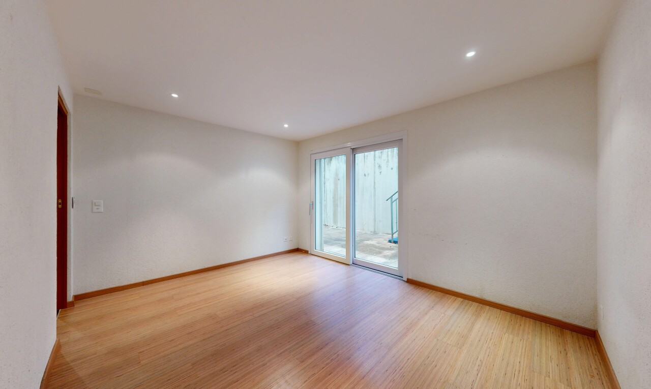 pièce vide avec sol en finition bois, wood finish floor, inside property, lumière naturelle, et natural light