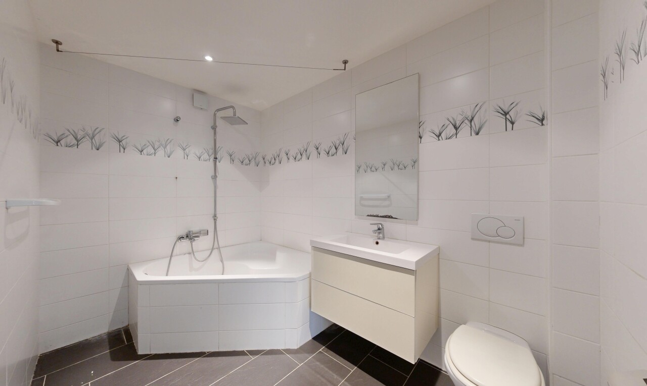 salle de bains avec miroir, lavabo (ou coiffeuse selon le contexte), sol en carrelage, tile floor, et salle de bain complète