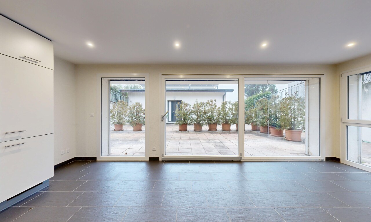 pièce vide avec lumière naturelle, natural light, cloison sèche, drywall, et éclairage encastré