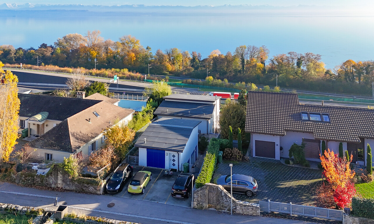 außenansicht mit water view, seesicht, day time, parkplatz, und property visible