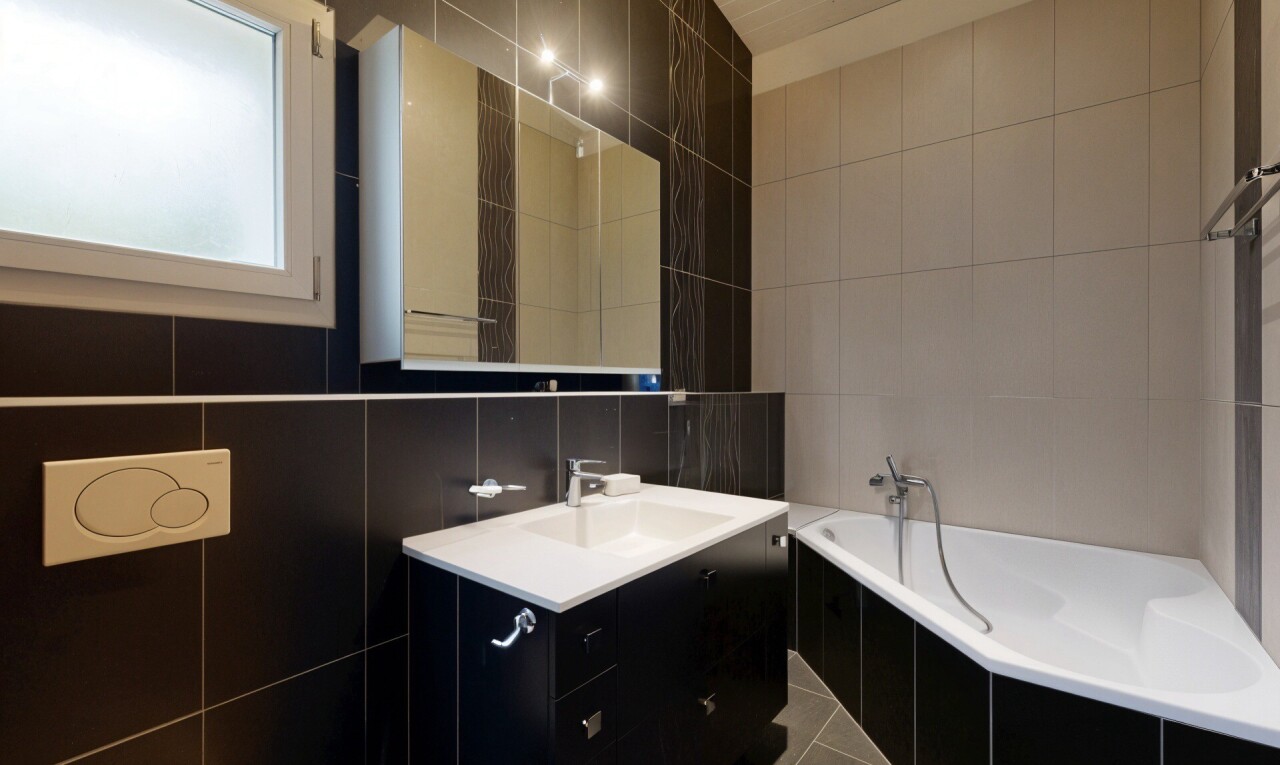 bad mit tile wall, fliesenwand, bad, spiegel, und inside property