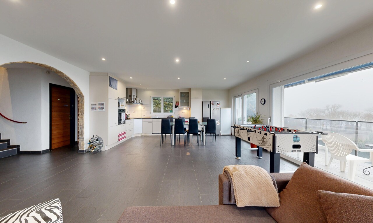 salon / salle à manger avec cuisine en forme de l, éclairage encastré, recessed lighting, cloison sèche, et drywall