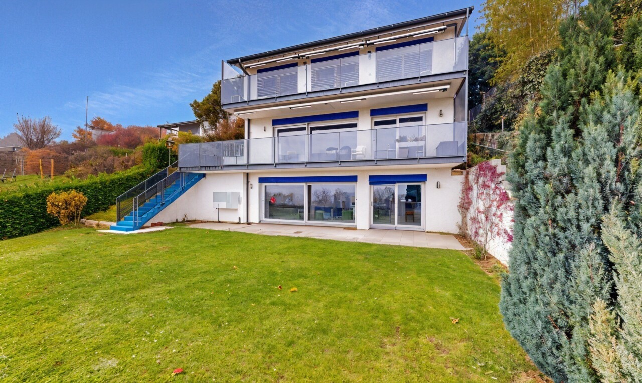 außenansicht mit treppen, balkon, rasen, property visible, und terrasse