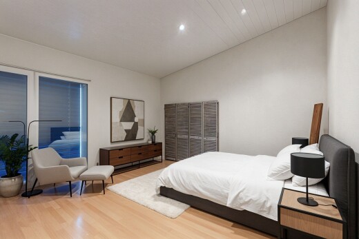 zimmer / schlafzimmer mit wood finish floor, holzfußboden, drywall, gipskartonwand, und virtually staged