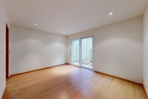 pièce vide avec sol en finition bois, wood finish floor, inside property, lumière naturelle, et natural light