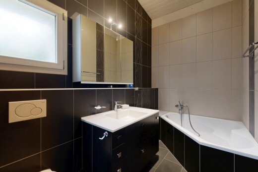 bad mit tile wall, fliesenwand, bad, spiegel, und inside property