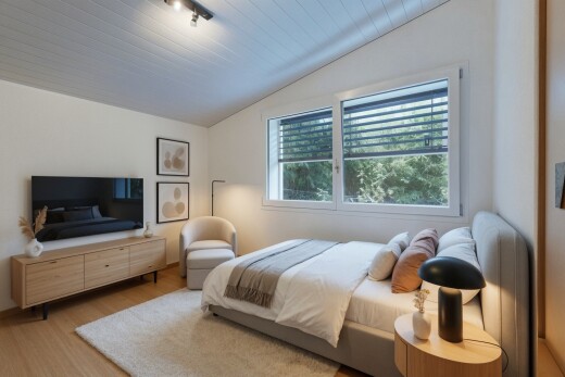 zimmer / schlafzimmer mit dachschräge, vaulted ceiling, fernseher, holzfußboden, und wood finish floor