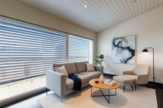 wohnzimmer mit natural light, natürliches licht, inside community, virtually staged, und wood ceiling