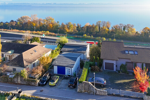 außenansicht mit water view, seesicht, day time, parkplatz, und property visible