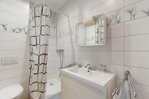 bad mit schminktisch, komplettes badezimmer, fliesenwand, tile wall, und inside property