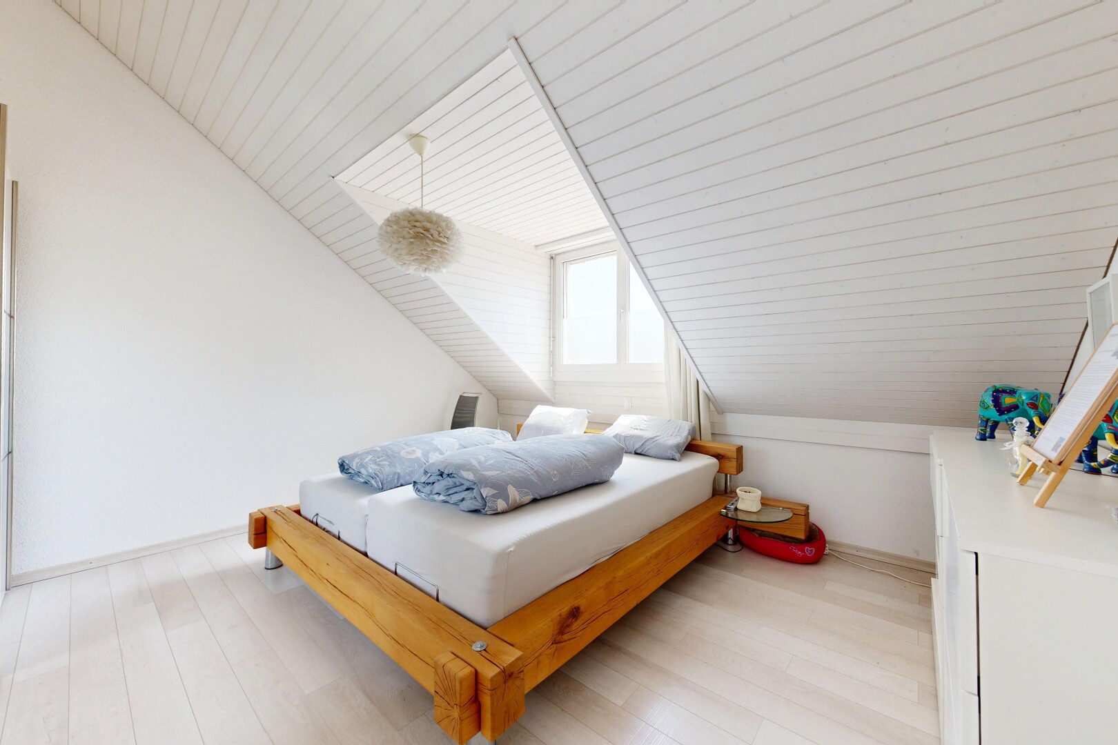 chambre avec pièce supplémentaire, plafond voûté, vaulted ceiling, sol en finition bois, et wood finish floor