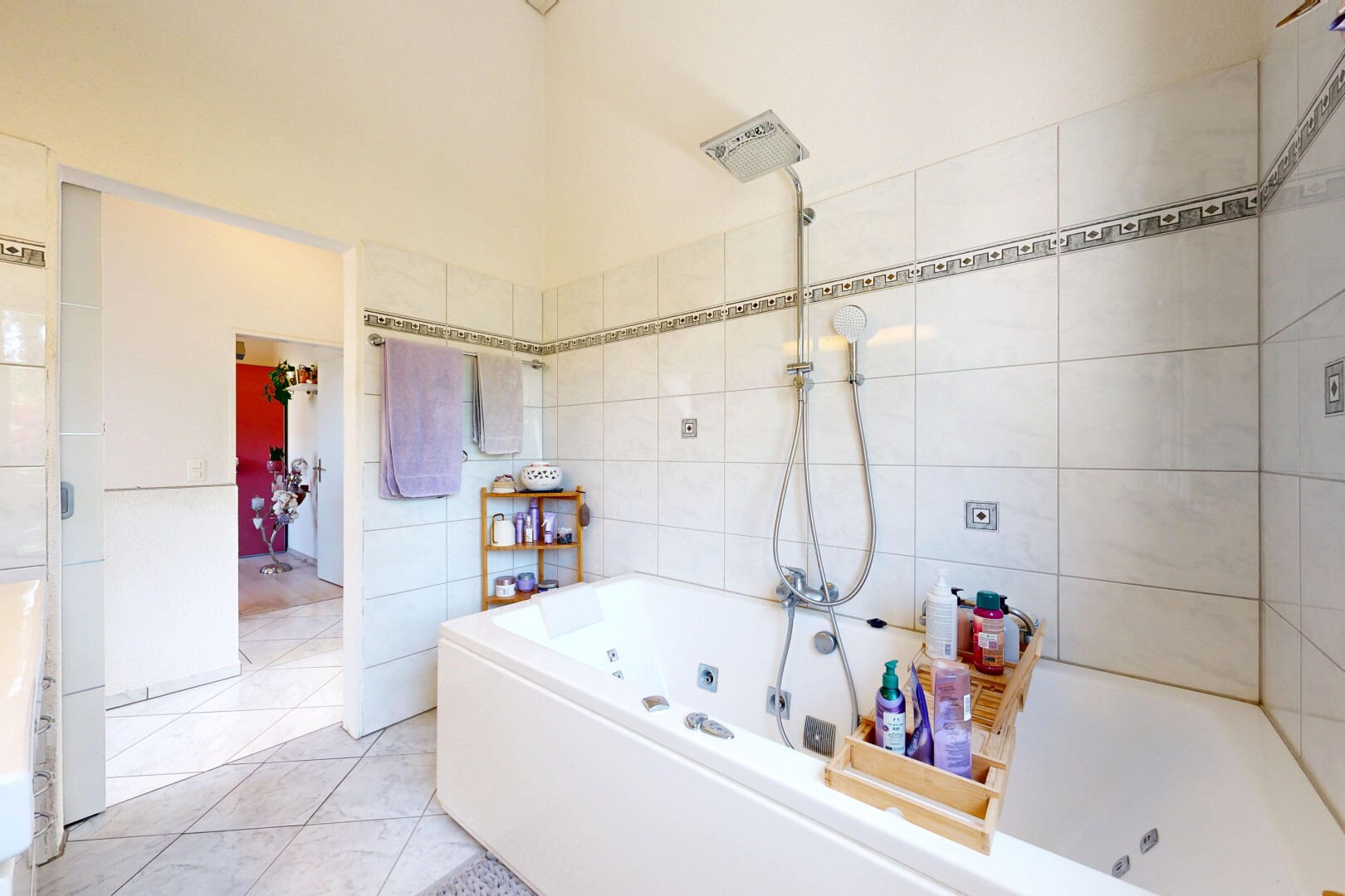 salle de bains avec salle de bain complète, inside property, douche-bain combinés, drywall, et cloison sèche