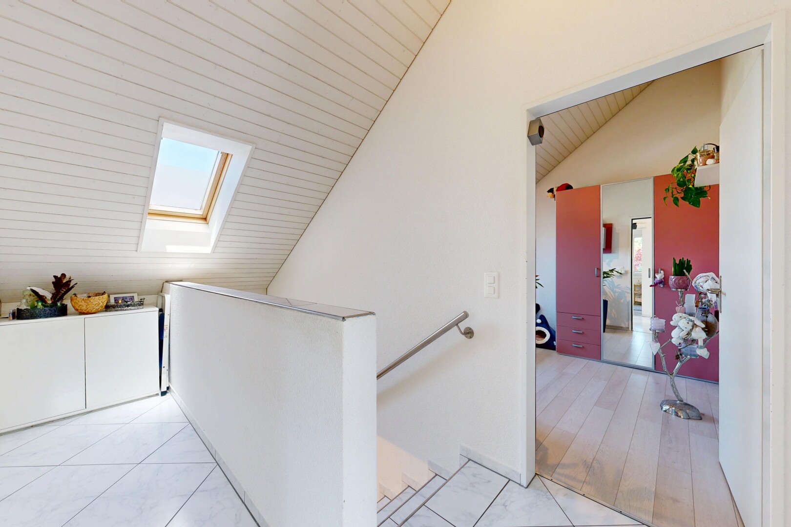 couloir avec palier à l'étage, inside property, vaulted ceiling, plafond voûté, et puits de lumière