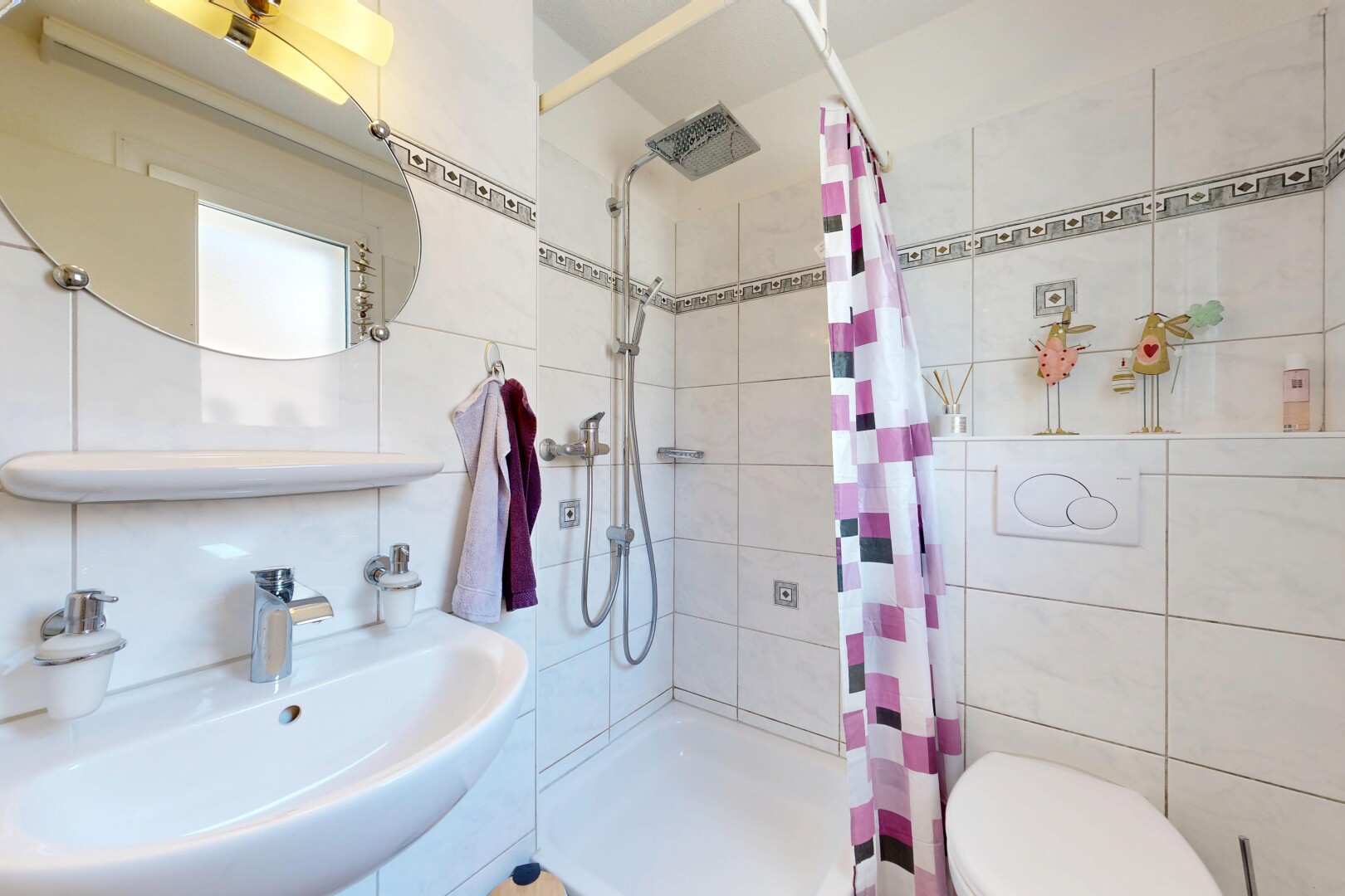 salle de bains avec miroir, mur en carrelage, tile wall, salle de bain complète, et évier