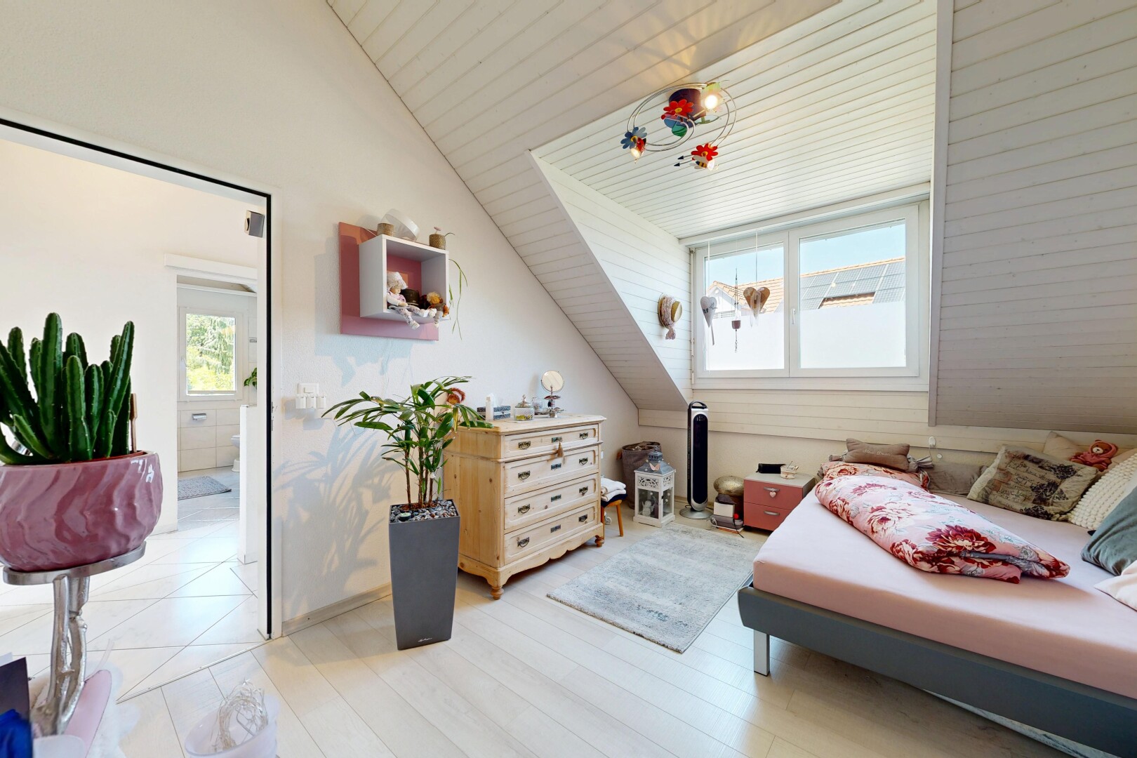 chambre avec pièce supplémentaire, vaulted ceiling, plafond voûté, inside property, et natural light