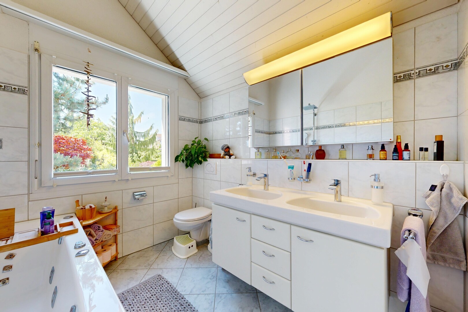 salle de bains avec double vasque, salle de bain complète, tile wall, mur en carrelage, et inside property