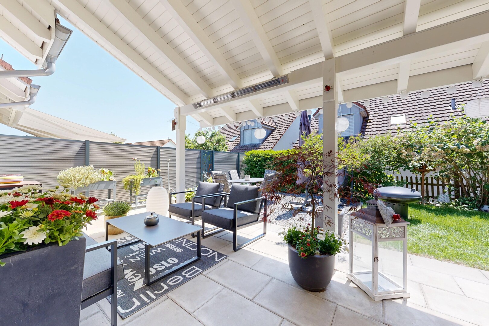 terrasse avec espace de vie extérieur, clôture, day time, et terrasse