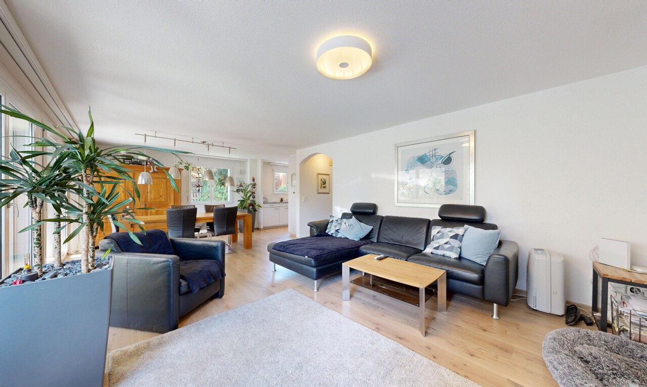 salon avec passages en arc, inside property, sol en finition bois, wood finish floor, et cloison sèche