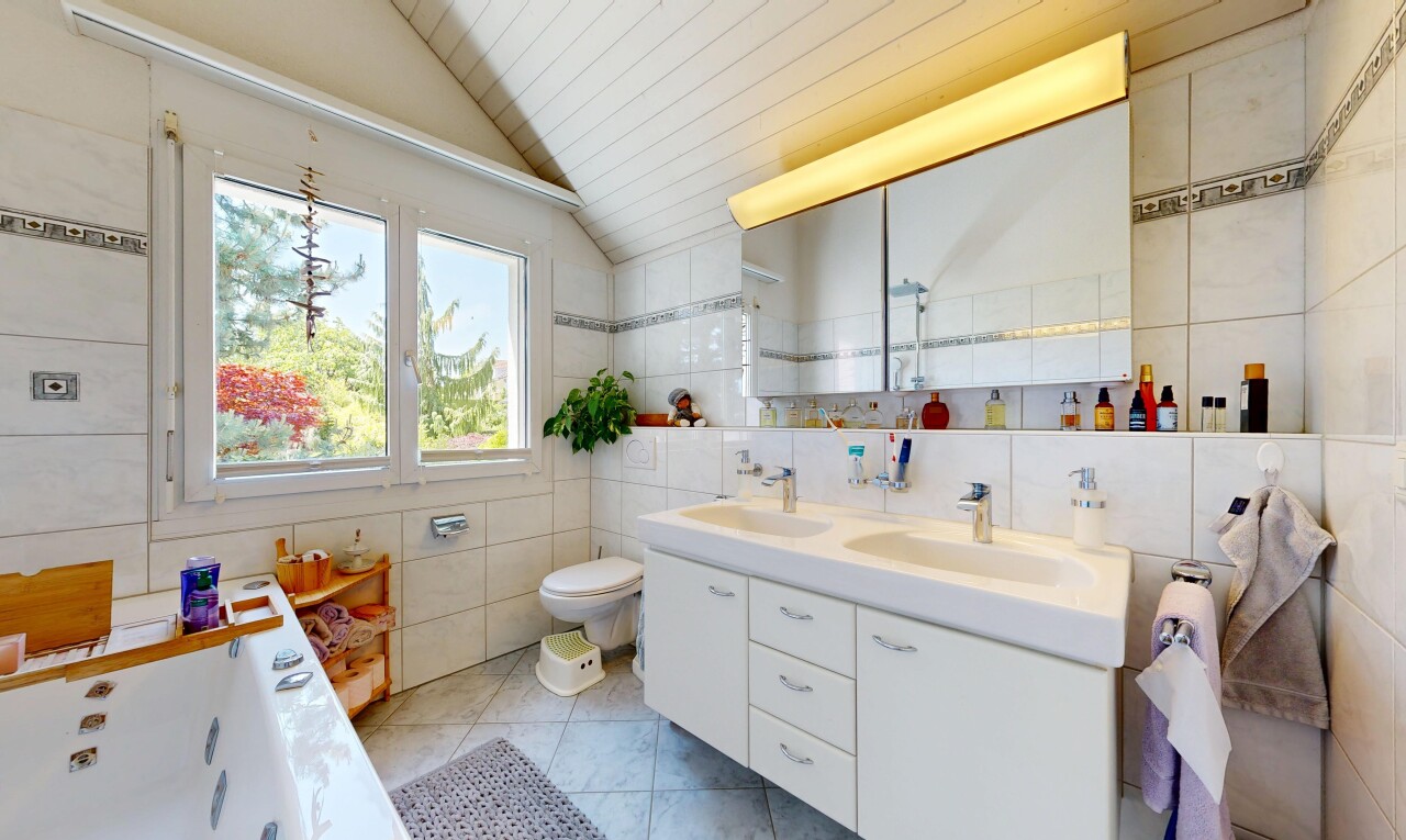 salle de bains avec double vasque, salle de bain complète, tile wall, mur en carrelage, et inside property