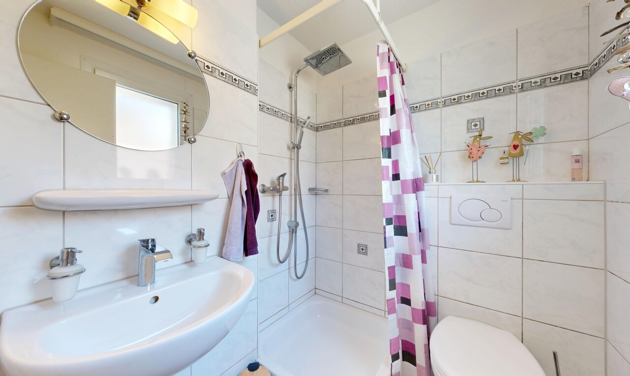 salle de bains avec miroir, mur en carrelage, tile wall, salle de bain complète, et évier